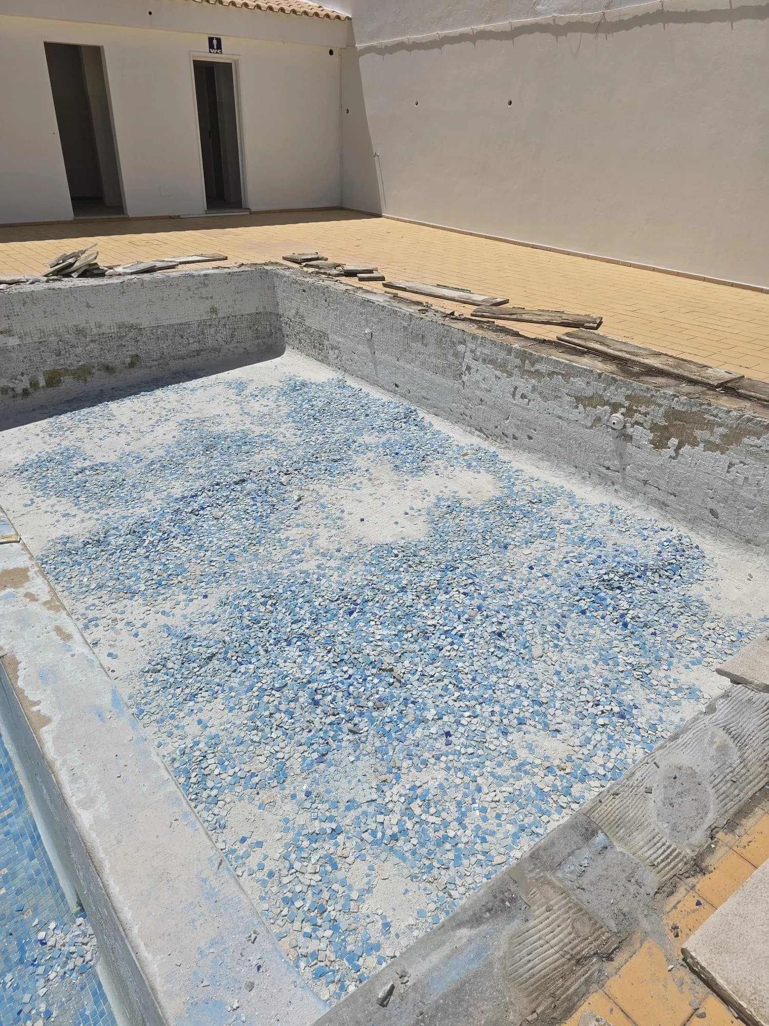 Piscina em reconstrução, com o revestimento antigo removido.